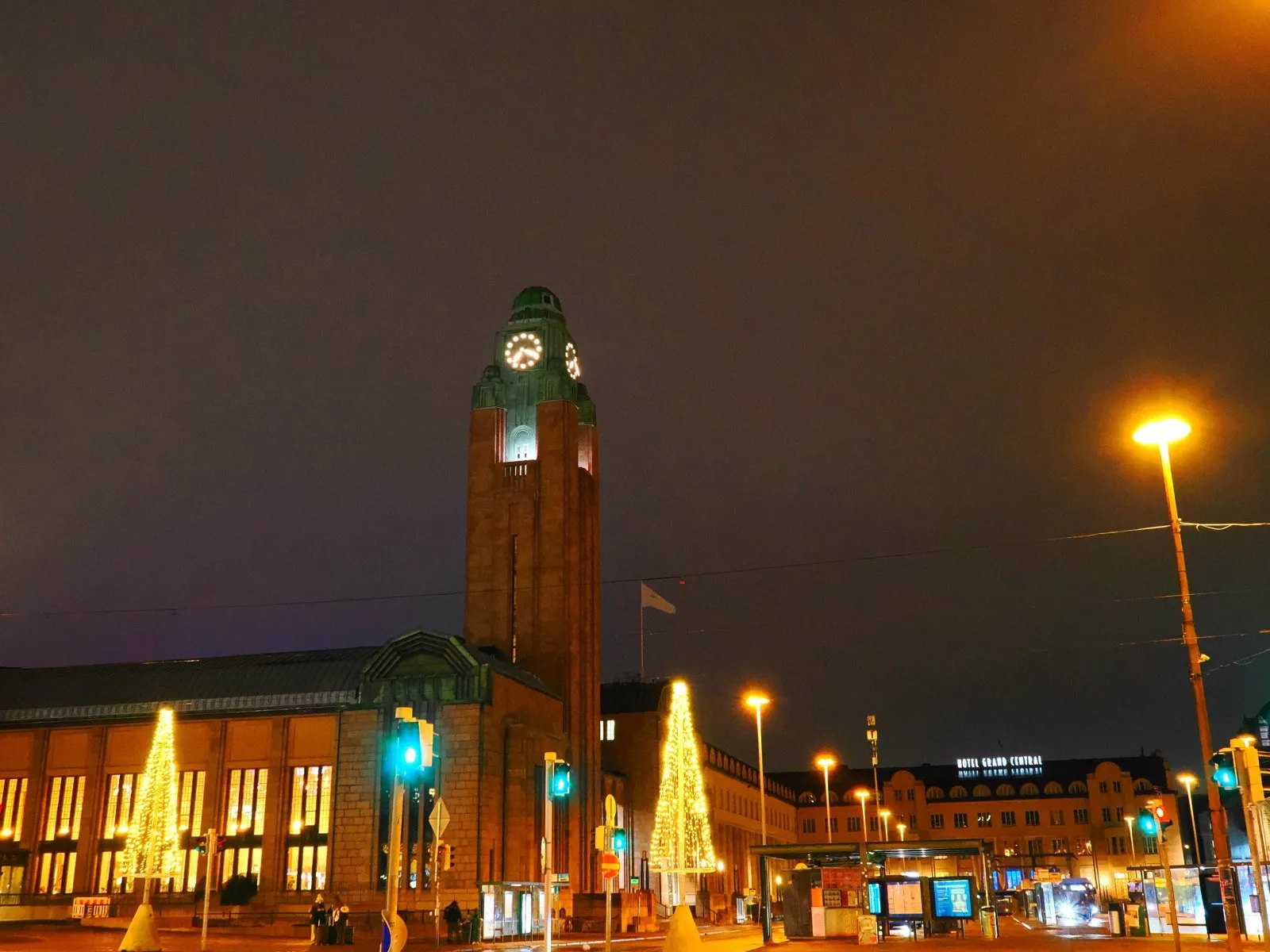 夜明け前のヘルシンキ中央駅とクリスマスツリー