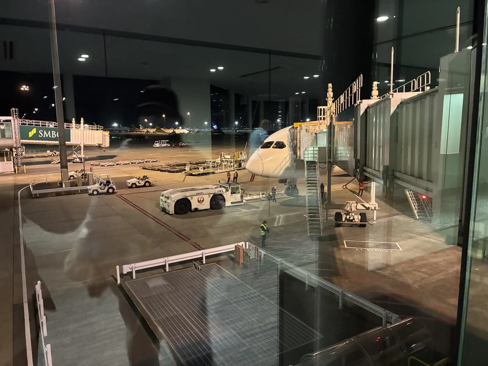 成田空港のゲートに駐機するJALの機体