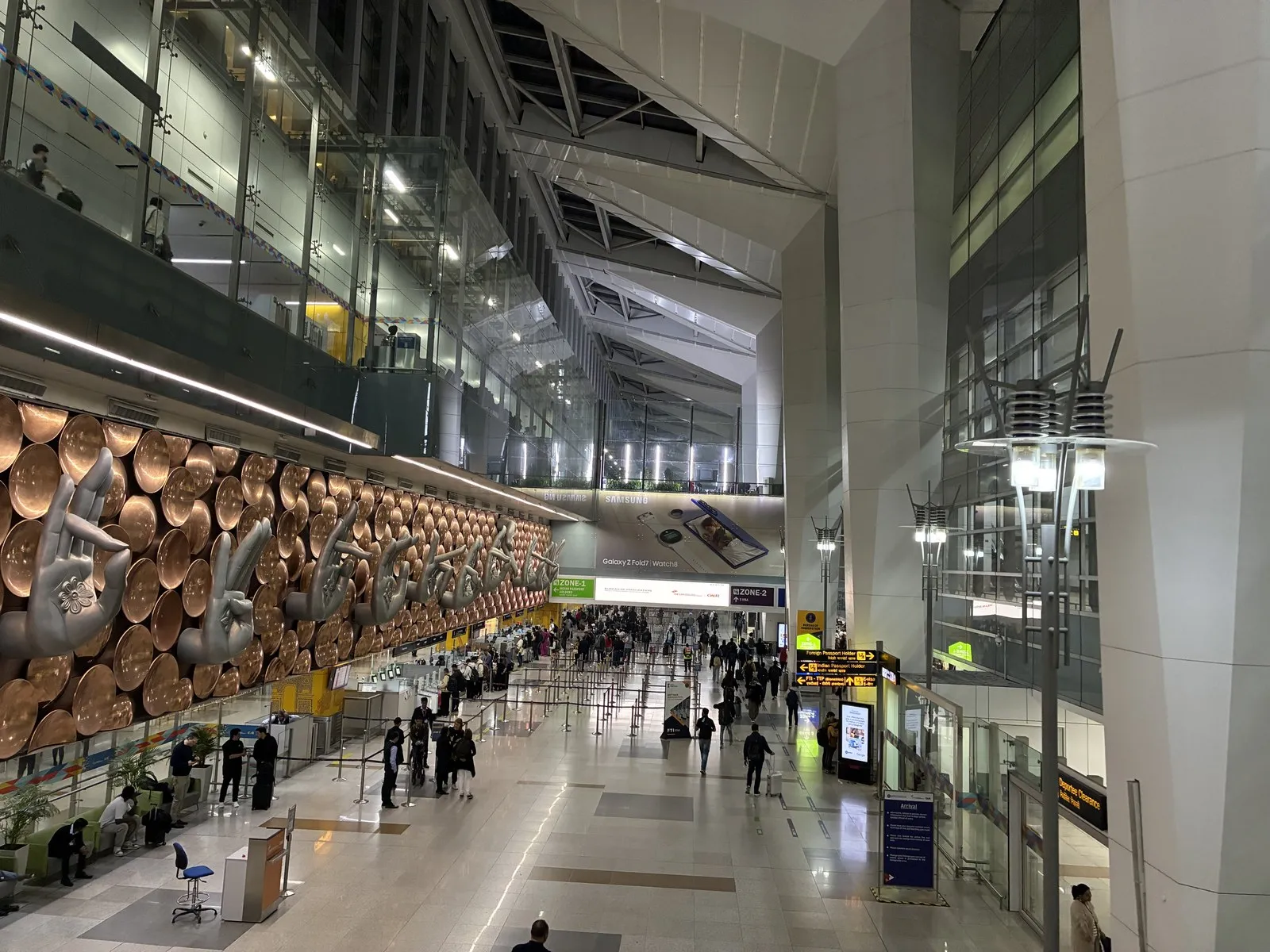 インディラ・ガンディー国際空港。壁一面に並ぶ印を結んだ手のオブジェ