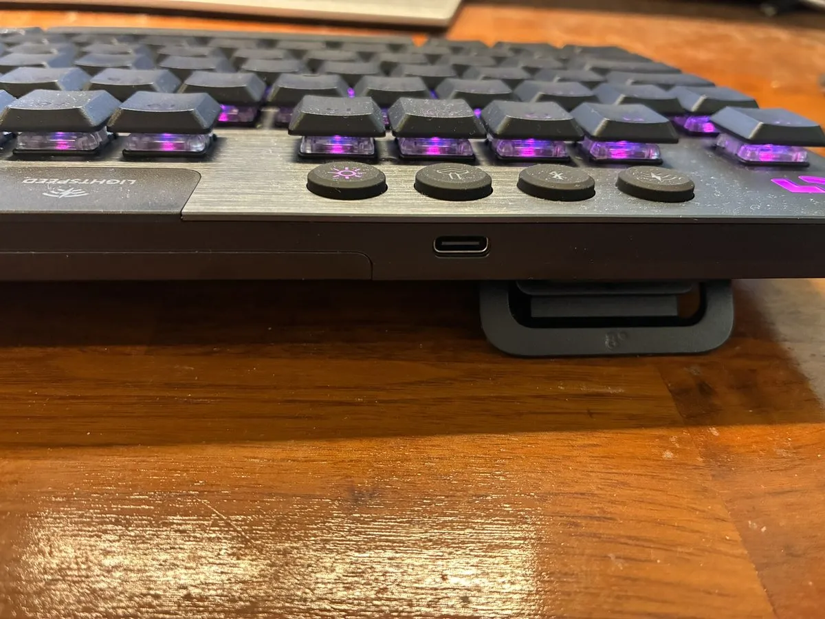 Logitech G915 X の側面。USB-Cポートと折りたたみ式のチルトスタンド