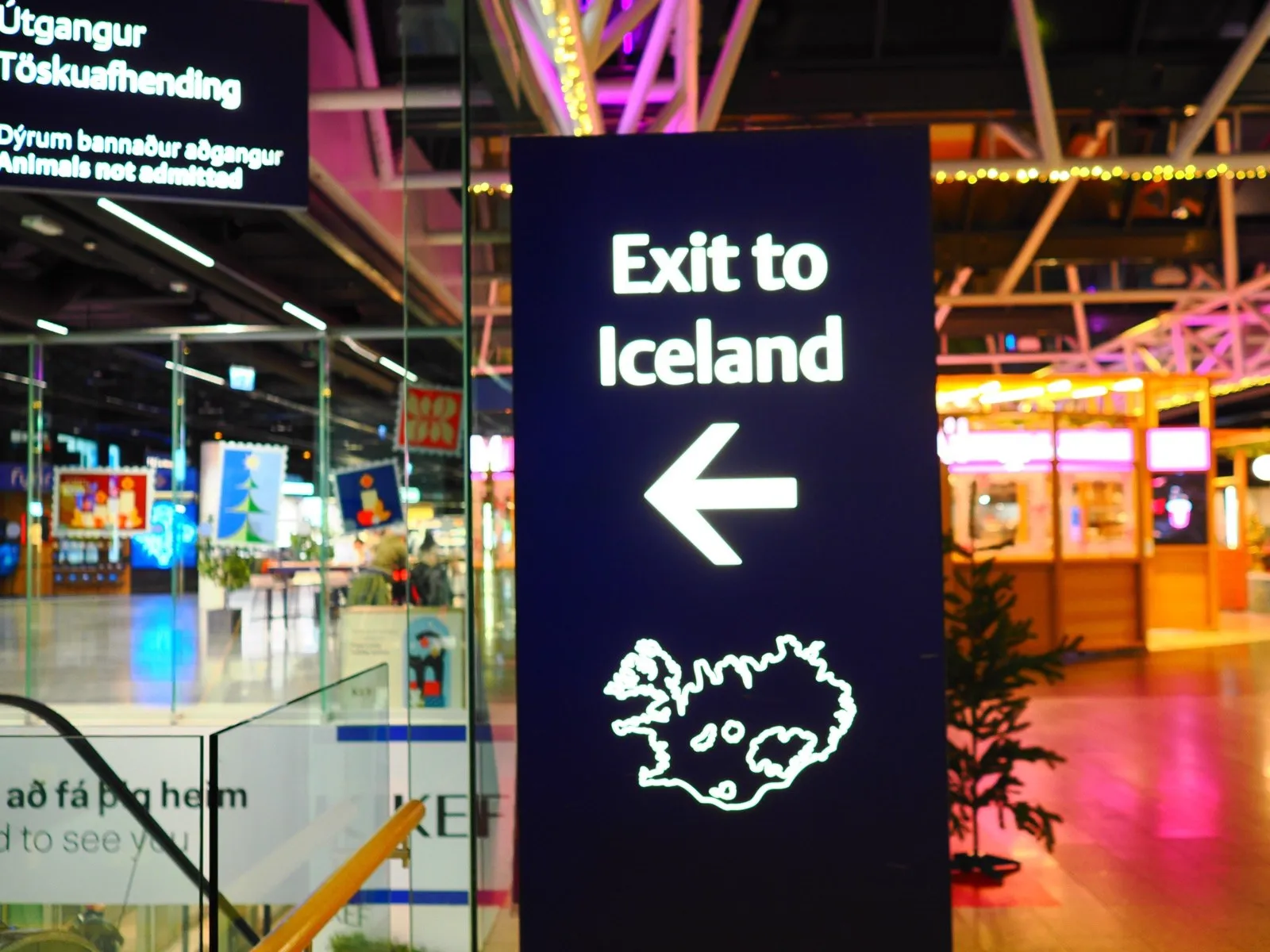 Keflavik空港の「Exit to Iceland」のサイン
