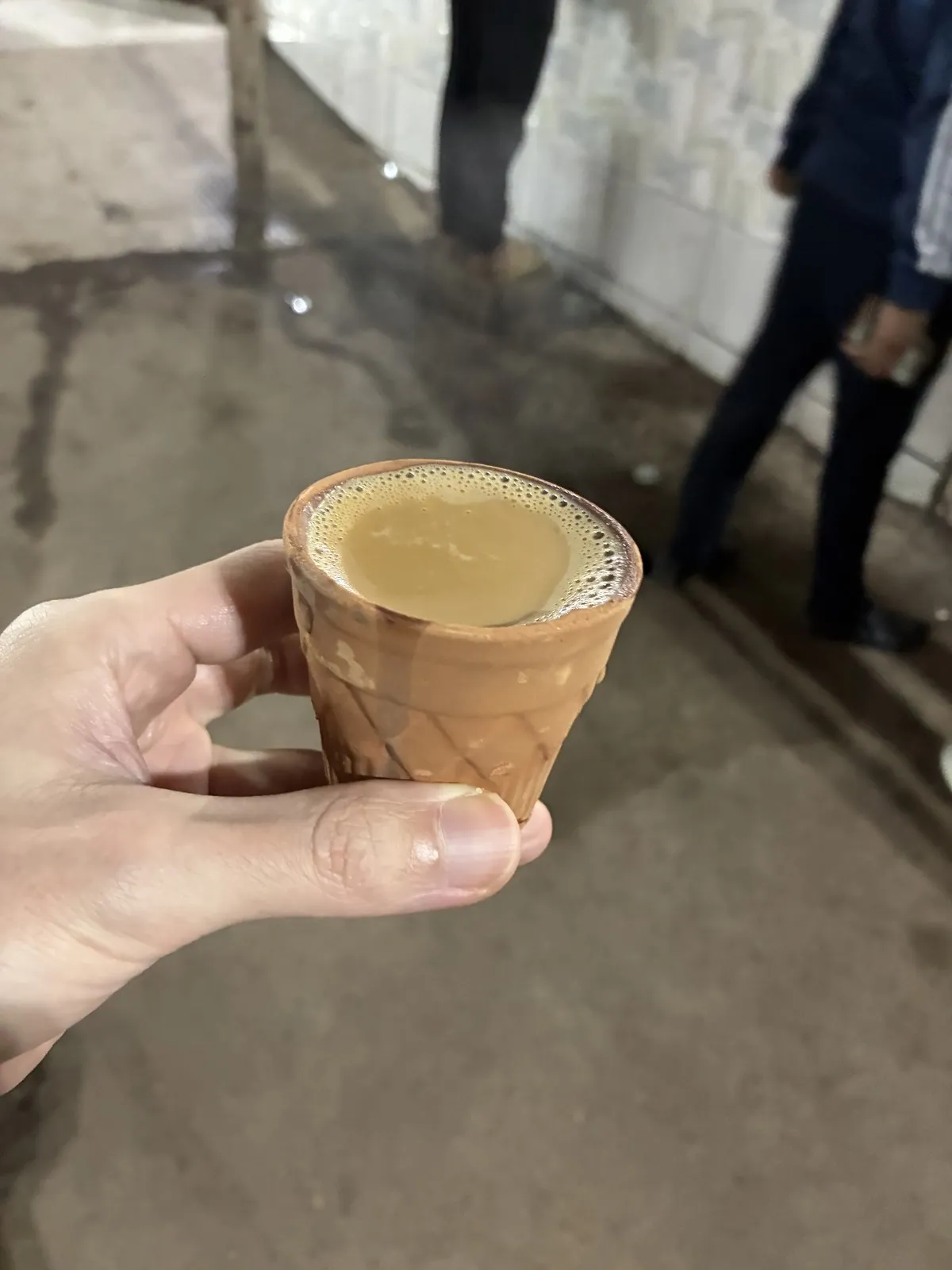 素焼きのカップに注がれたインドのチャイ