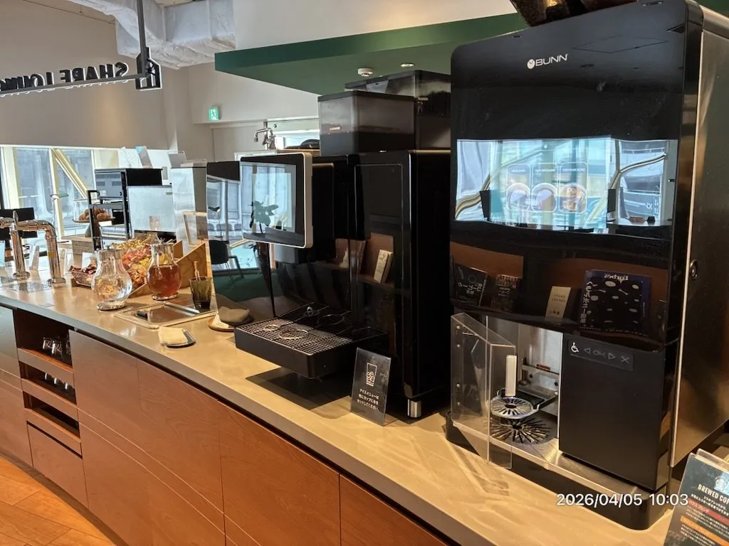 ドリンクステーション。コーヒーマシンやジュースサーバーが並んでいる