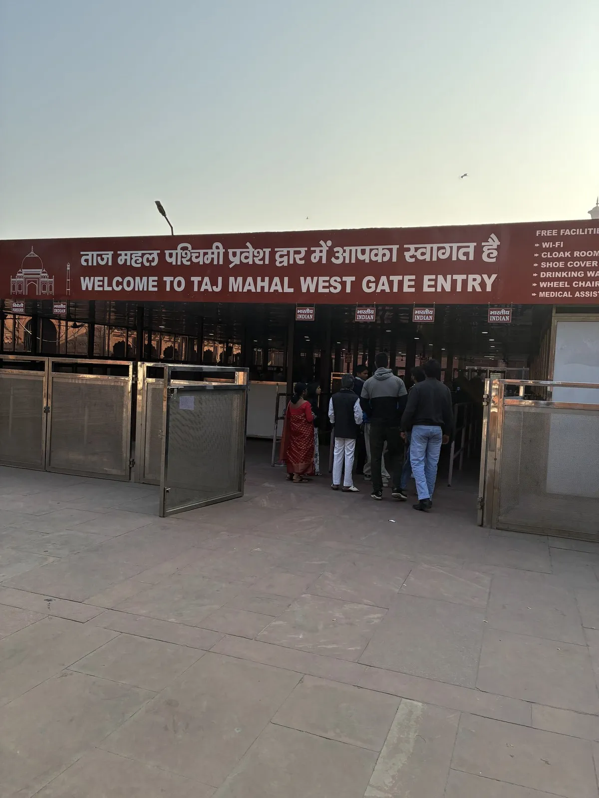 「WELCOME TO TAJ MAHAL WEST GATE ENTRY」と書かれた西門の入口
