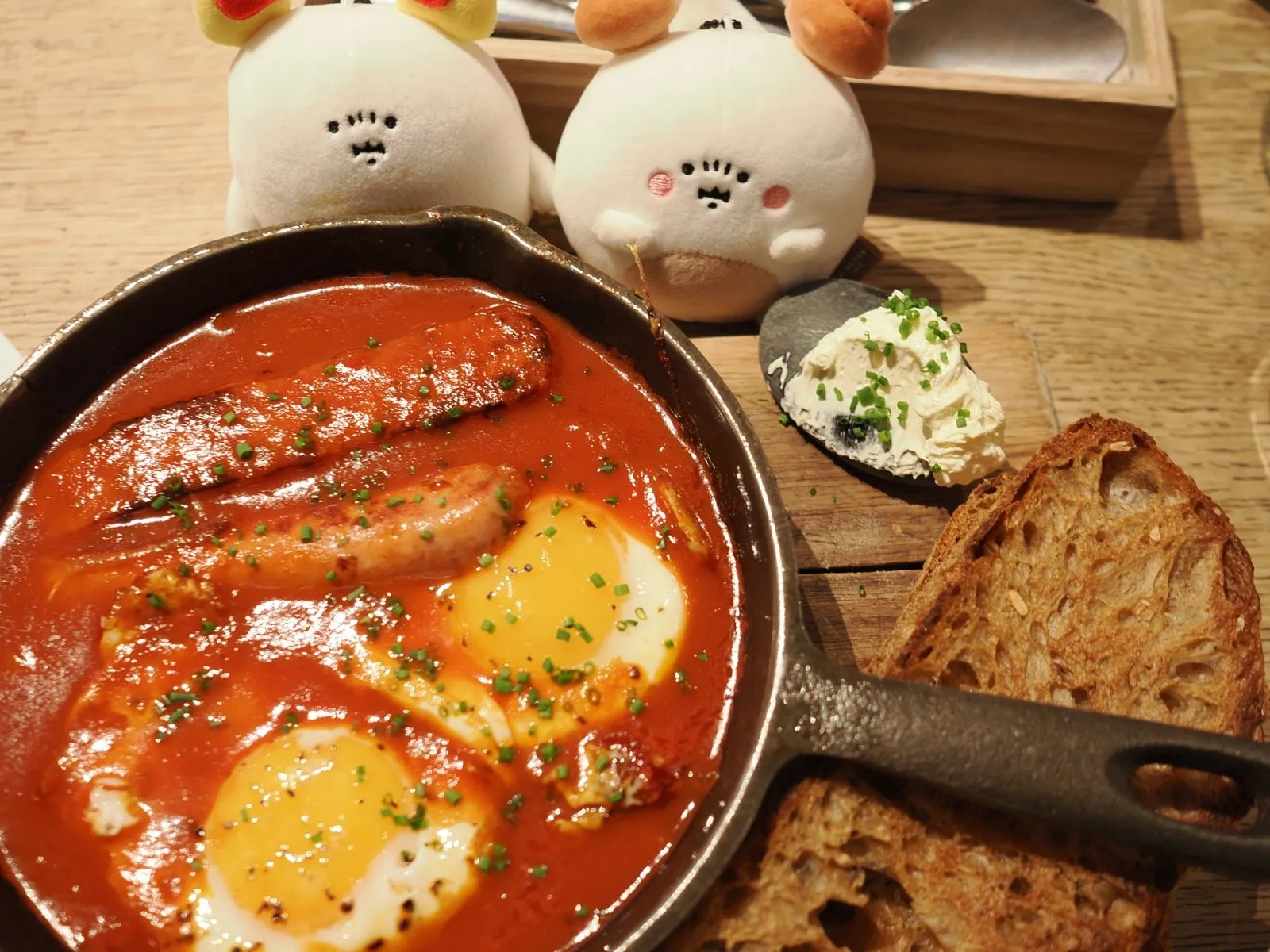 レイキャビクのパン屋で食べたシュクシュカ。スキレットにソーセージと半熟卵
