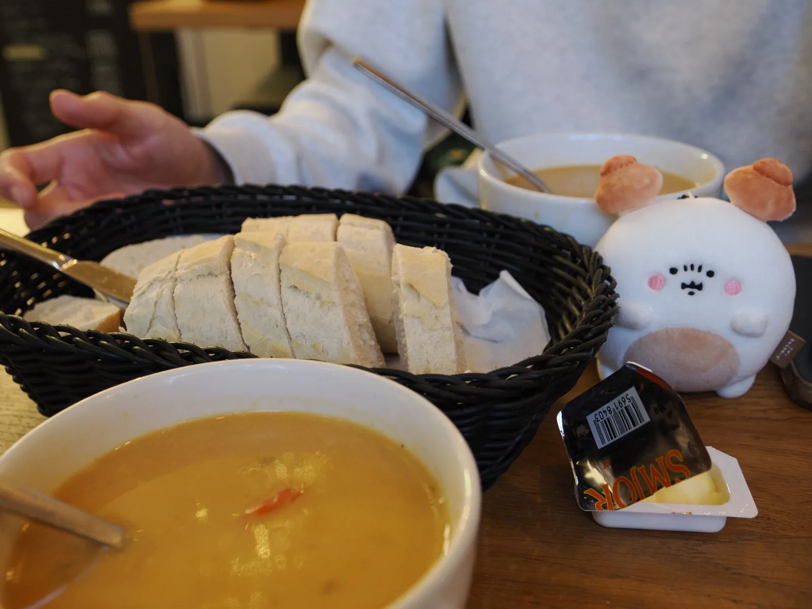 ロブスタースープとセルフで取れるバゲット