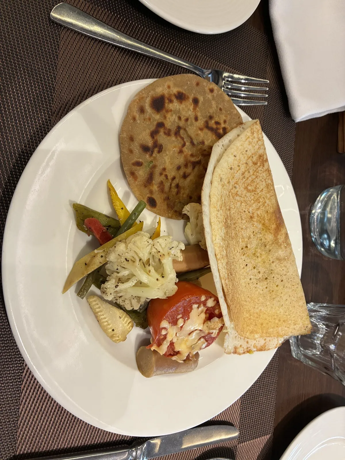 パラータとドーサが載った北インド風の朝食プレート