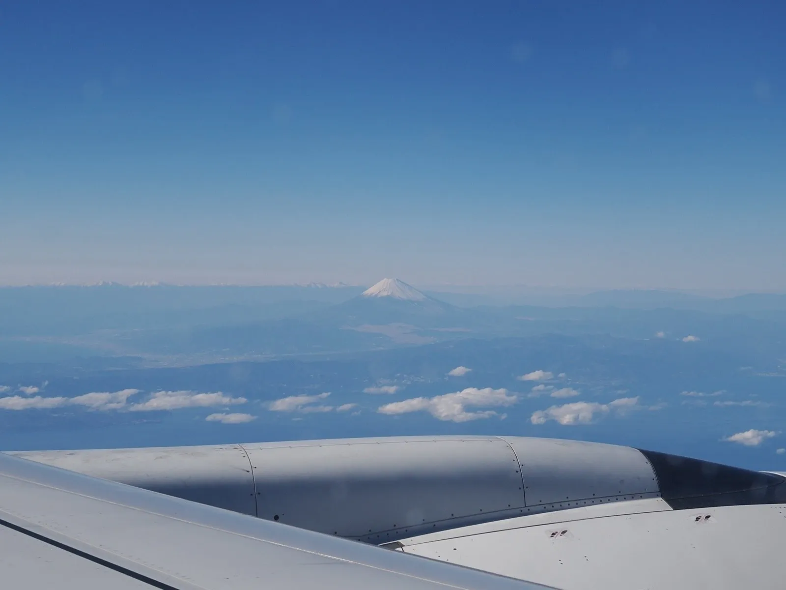 帰国便の窓から見えた雲海に浮かぶ富士山